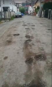 Strada Mozart, uitată în continuare de autorități. Localnicii se plâng că își rup mașinile. VIDEO